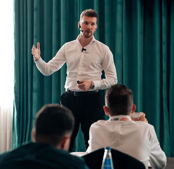 Felix Werner teilt seine Expertise als Speaker bei einem Event