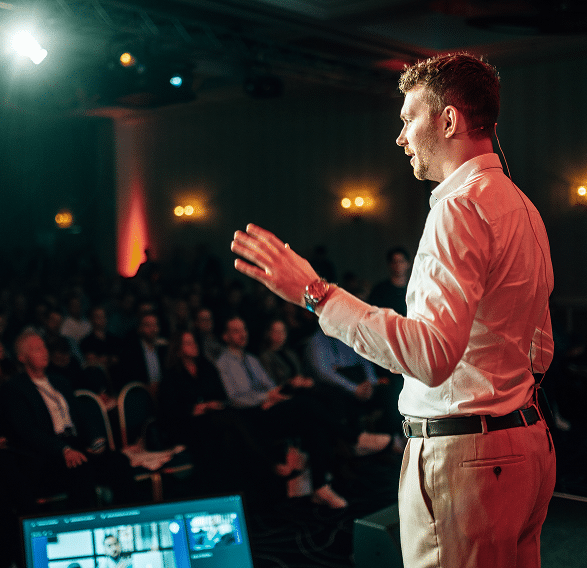 Business-Porträt eines Unternehmers, der Online-Marketing-Erfolge erzielt.