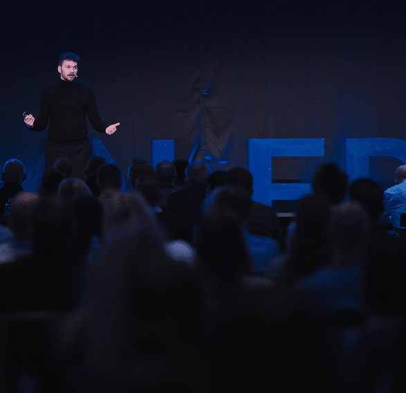 Porträt eines zufriedenen Unternehmers nach Marketingberatung.