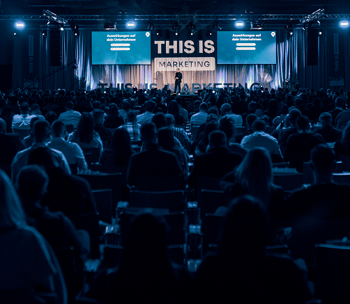 Jonas Eisert auf der Bühne bei This is Marketing!