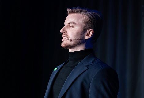 Benedikt Neidhart, Geschäftsführer von Rang1 ist Speaker auf verschiedenen Marketing-Bühnen – wie dem Münchener Marketing Kongress und bei This is Marketing – er teilt regelmäßig sein Wissen vor hunderten Unternehmern aus dem Mittelstand.