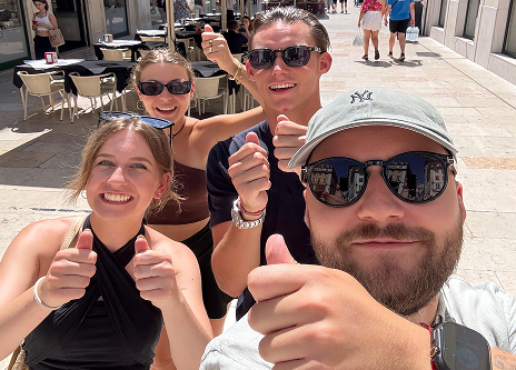 Ob persönliche Erfolge oder gemeinsame Meilensteine: Wir feiern, was wir erreichen, im Team und über Teamgrenzen hinweg. Gleichzeitig entstehen im Team auch immer wieder Freundschaften.