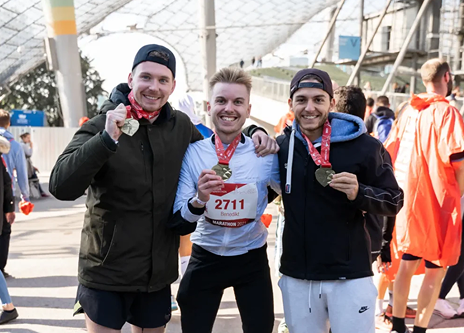 Ob persönliche Erfolge oder gemeinsame Meilensteine: Wir feiern, was wir erreichen, im Team und über Teamgrenzen hinweg. Einige trainieren zusammen und nehmen an Wettkämpfen teil.