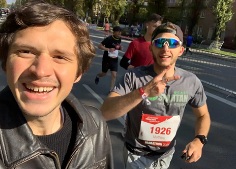 Ob persönliche Erfolge oder gemeinsame Meilensteine: Wir feiern, was wir erreichen, im Team und über Teamgrenzen hinweg. Die anderen? Die sorgen für Support.