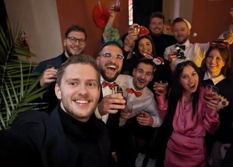 Ob persönliche Erfolge oder gemeinsame Meilensteine: Wir feiern, was wir erreichen, im Team und über Teamgrenzen hinweg. Gleichzeitig entstehen im Team auch immer wieder Freundschaften.