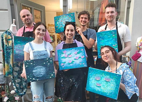 Ob persönliche Erfolge oder gemeinsame Meilensteine: Wir feiern, was wir erreichen, im Team und über Teamgrenzen hinweg. Mehrmals im Jahr kommen wir bei Teamevents zusammen, um uns besser kennenzulernen und gemeinsame Interessen zu entdecken.