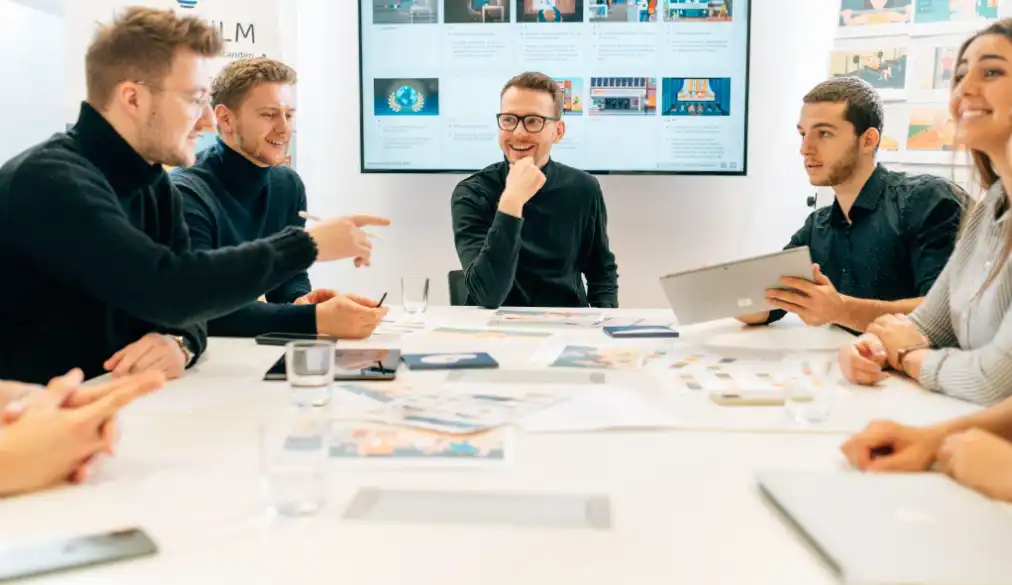 Mitarbeiter beim Entwickeln einer Marketingstrategie